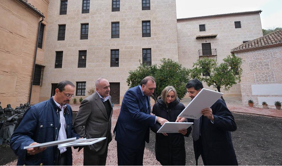 El consejero de Cultura, Arturo Bernal, en su visita al conjunto monumental de la Abadía del Sacromonte, en Granada.